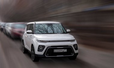 Hareket halindeki yolcu vagonu bulanık arkaplan.