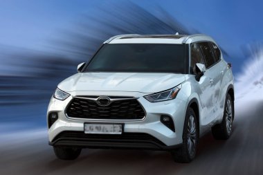 Hareket halindeki yolcu vagonu bulanık arkaplan.