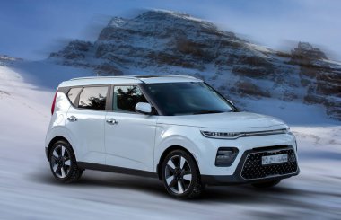 Hareket halindeki yolcu vagonu bulanık arkaplan.