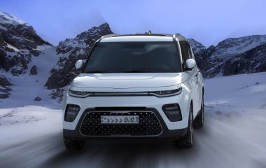 Hareket halindeki yolcu vagonu bulanık arkaplan.