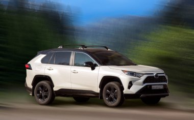 Hareket halindeki yolcu vagonu bulanık arkaplan.