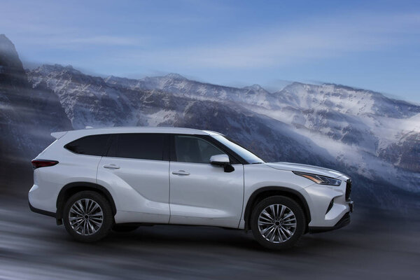 Пассажирский вагон на размытом фоне.