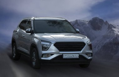 Hareket halindeki yolcu vagonu bulanık arkaplan.