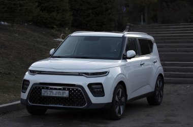 Hareket halindeki yolcu vagonu bulanık arkaplan.