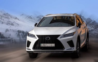 Hareket halindeki yolcu vagonu bulanık arkaplan.