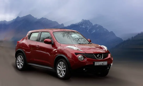 Hareket halindeki yolcu vagonu bulanık arkaplan.