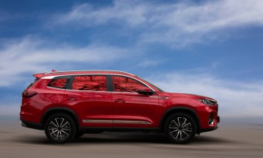 Hareket halindeki yolcu vagonu bulanık arkaplan.