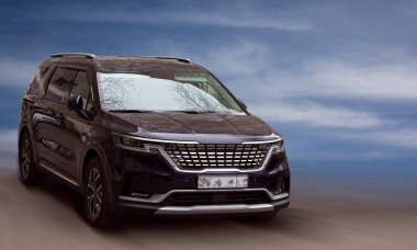 Hareket halindeki yolcu vagonu bulanık arkaplan.