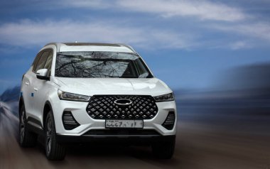 Hareket halindeki yolcu vagonu bulanık arkaplan.