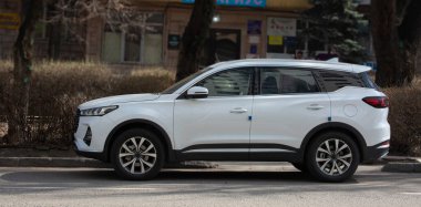 Hareket halindeki yolcu vagonu bulanık arkaplan.