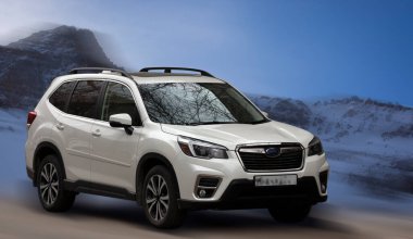 Hareket halindeki yolcu vagonu bulanık arkaplan.