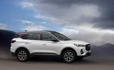 Hareket halindeki yolcu vagonu bulanık arkaplan.