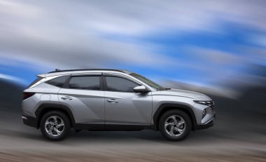 Hareket halindeki yolcu vagonu bulanık arkaplan.