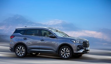 Hareket halindeki yolcu vagonu bulanık arkaplan.