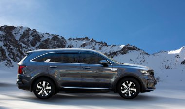 Hareket halindeki yolcu vagonu bulanık arkaplan.