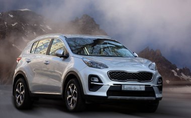 Hareket halindeki yolcu vagonu bulanık arkaplan.