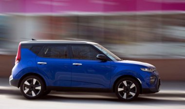 Hareket halindeki yolcu vagonu bulanık arkaplan.