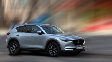 Hareket halindeki yolcu vagonu bulanık arkaplan.