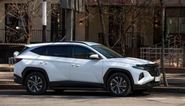 Hareket halindeki yolcu vagonu bulanık arkaplan.