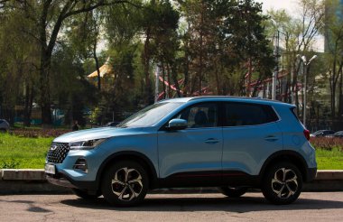 Bulanık bir arkaplanda vişne mavisi bir araba.