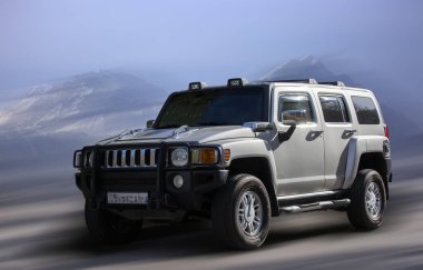 Hareket bulanık arkaplanda Hummer off-road aracı.