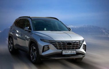 Hyundai gümüş arabasının arka planı bulanık.