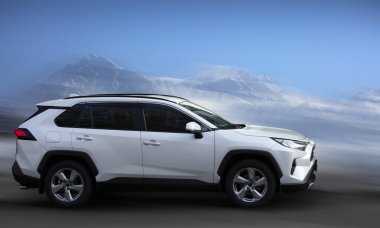 Toyota beyaz araba arka planda bulanık.