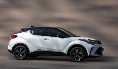 Toyota beyaz araba arka planda bulanık.