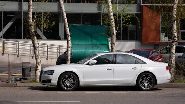 Audi Biały Samochód Ulicy Miasta — Zdjęcie stockowe