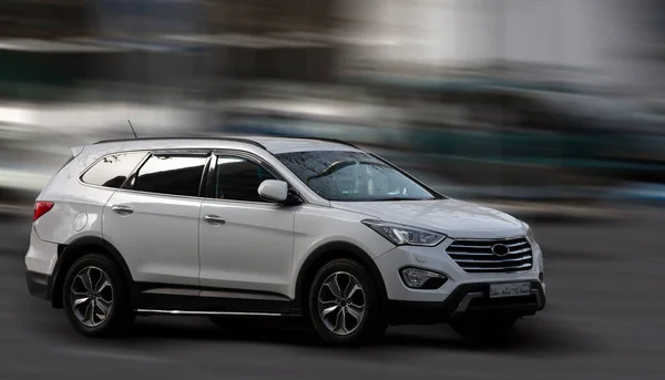 Hyundai Carro Branco Movimento Desfocado Fundo — Fotografia de Stock