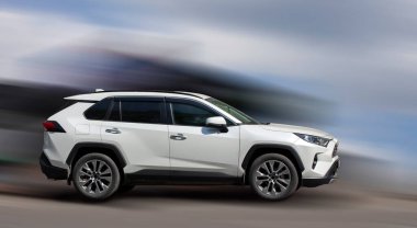 Toyota beyaz araba arka planda bulanık.