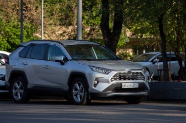 Toyota gümüş araba şehir caddesinde..