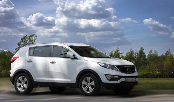 Otoparkta beyaz arabalar var..