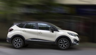 Renault beyaz araba hareket bulanık arkaplan.