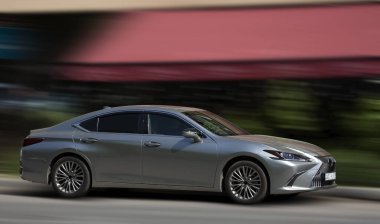 Lexus gümüş arabası arka planda bulanık.