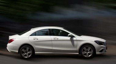 Mercedes Benz beyaz araba hareket bulanık arkaplan.
