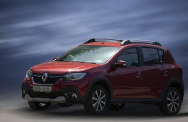 Renault kırmızı araba hareket bulanık arkaplan.