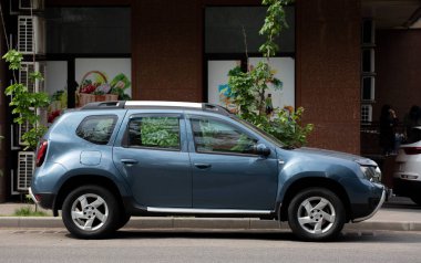 Renault yeşil araba yolda.
