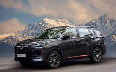 Bulanık arkaplanda Changan siyah arabası.