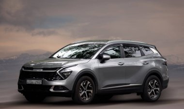 Hareket bulanık arka planda Kia gümüş araba.