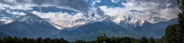 Paisagem Com Nuvens Nas Montanhas Tien Shan Perto Cidade Almaty — Fotografia de Stock