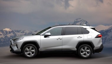 Arkaplanı bulanık olan gümüş renkli Toyota arabası.