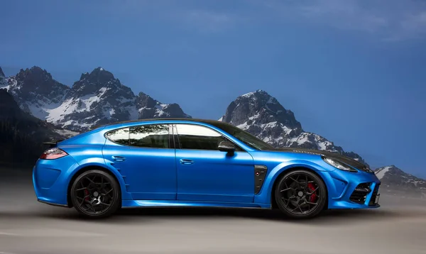 山を背景に青い車 — ストック写真