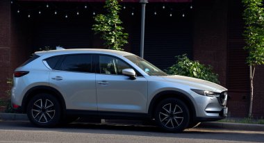 Mazda gümüş araba şehir caddesinde.