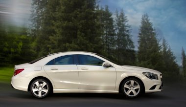 Mercedes Benz beyaz araba hareket bulanık arkaplan.