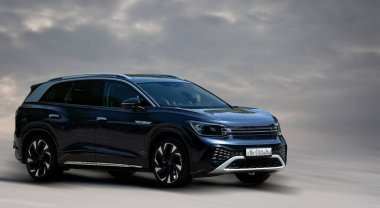 Hareket bulanık arkaplanda Volkswagen siyah araba.