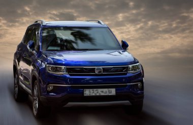 Değişken mavi araba arka planda bulanık.