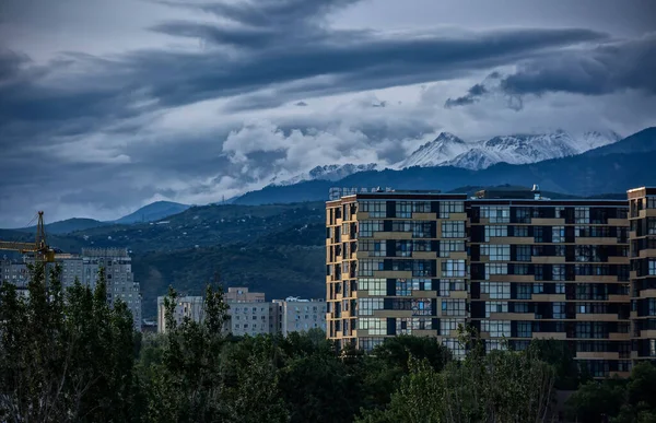 Wolken Über Den Bergen Der Stadt Almaty Einem Sommermorgen — Stockfoto