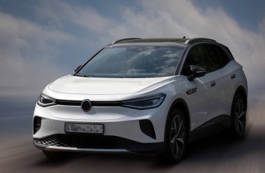 Hareket bulanık arkaplanda Volkswagen beyaz araba.