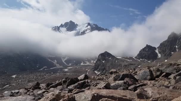Τοπίο Σύννεφα Στα Βουνά Ένα Καλοκαιρινό Πρωινό — Αρχείο Βίντεο